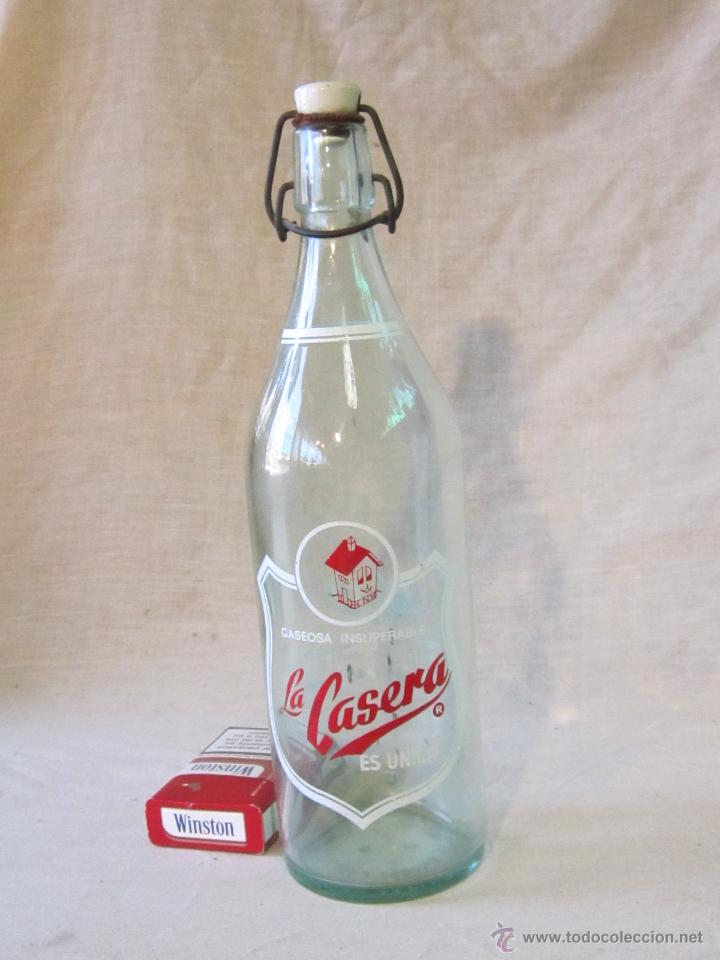 Botellas antiguas: BOTELLA DE GASEOSA LA CASERA - Foto 1