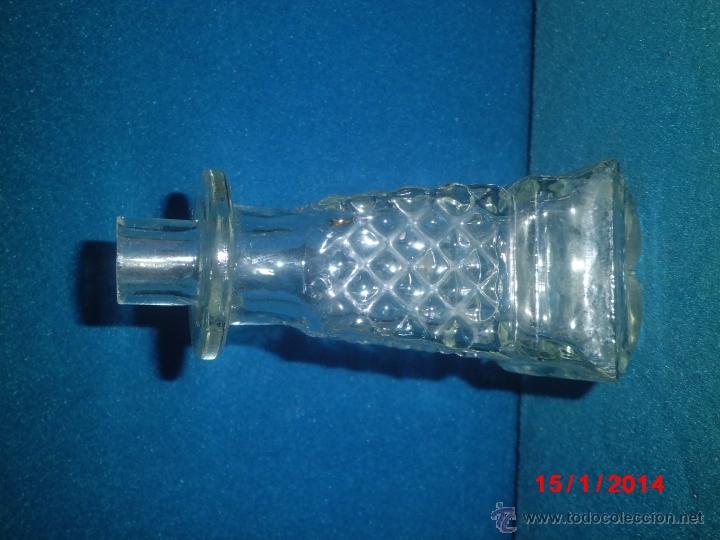 Botellas antiguas: ANTIGUA BOTELLA DE PERFUME DE CRISTAL TALLADO. - Foto 2