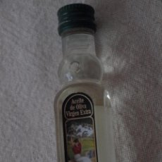 Botellas antiguas: BOTELLA BOTELLITA 30 ML ACEITE DE OLIVA VIRGEN EXTRA CARBONELL. 9,5 CM. CADUCIDAD JUNIO 2000. . Lote 41126136