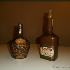 Botellas antiguas: LOTE DE DOS BOTELLAS ANTIGUAS VACÍAS CHIVAS Y AGUARDIENTE VELHA.. Lote 41144281