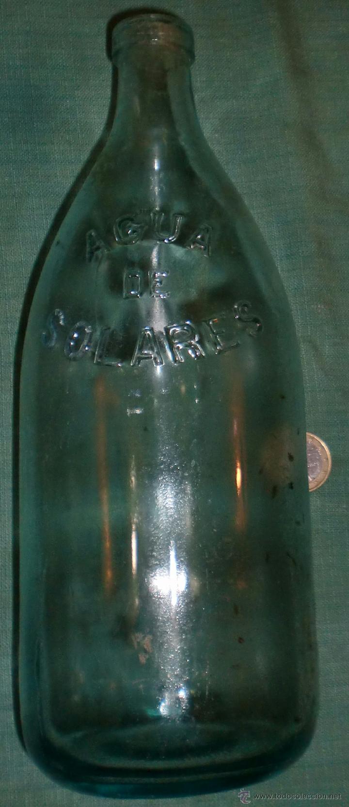 Botellas antiguas: Botella de agua de solares en relieve - Foto 1