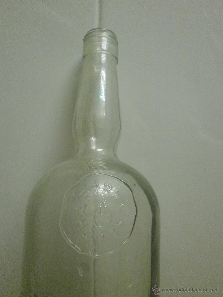 Botellas antiguas: ANTIGUA BOTELLA DE CHARTREUSE. RELIEVE - Foto 2