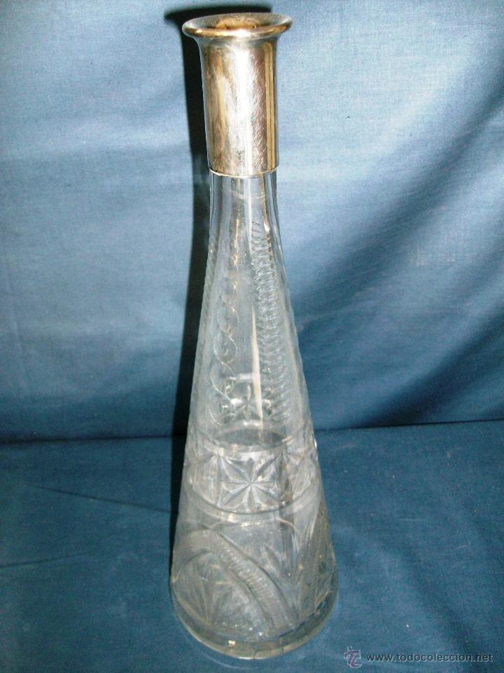 Botellas antiguas: BOTELLA TALLADA CON CUELLO DE PLATA - Foto 1