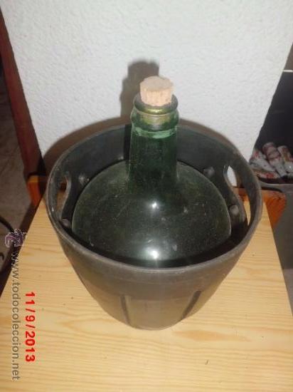 Botellas antiguas: BOTELLA DE CRISTAL ANTIGUA CON CESTA DE PLASTICO - Foto 1