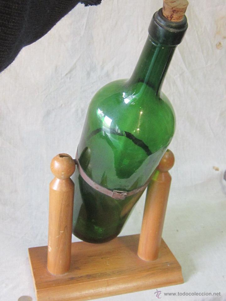 Botellas antiguas: BOTELLA GRANDE CON SOPORTE DE MADERA - Foto 1