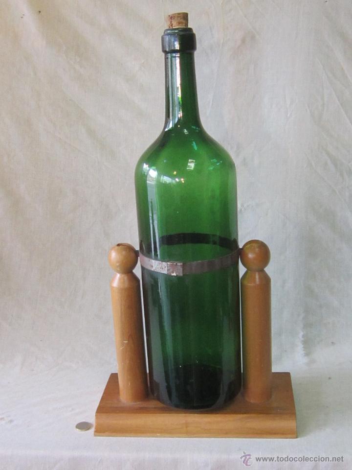 Botellas antiguas: BOTELLA GRANDE CON SOPORTE DE MADERA - Foto 2