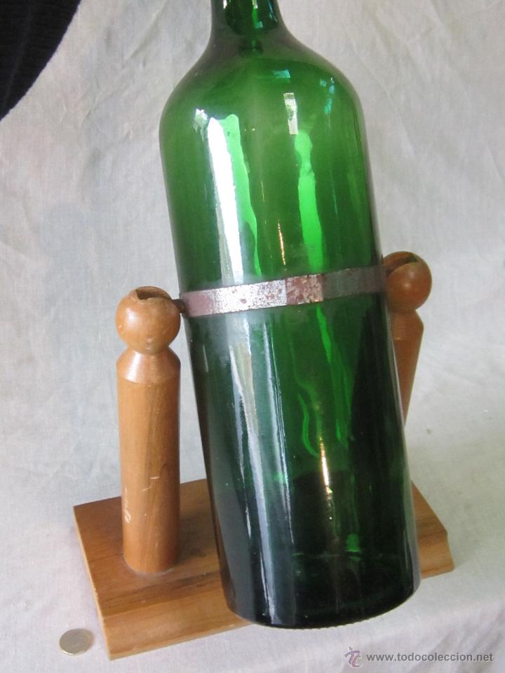 Botellas antiguas: BOTELLA GRANDE CON SOPORTE DE MADERA - Foto 3