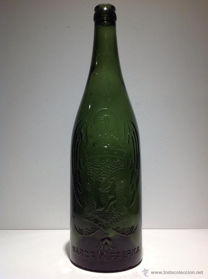 Garrafas antigas: ANTIGUA BOTELLA DE CERVEZA EL AGUILA EN RELIEVE