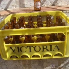 Botellas antiguas: CAJA BOTELLAS BOTELLINES CERVEZA 1/5 ANTIGUAS VICTORIA MALAGA