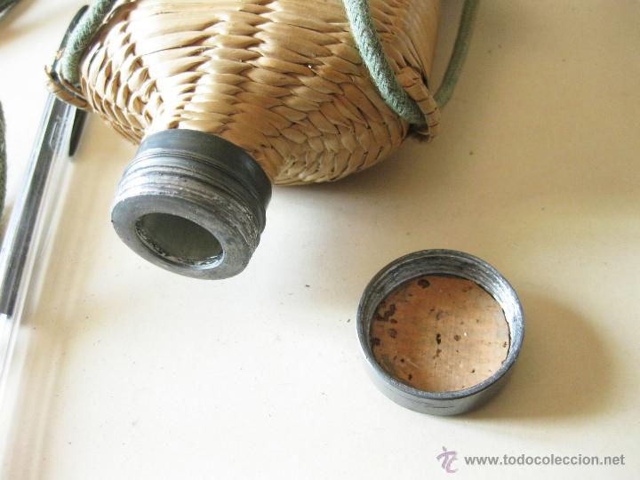 Botellas antiguas: Botella con vaso para viaje o excursi&oacute;n. - Foto 2