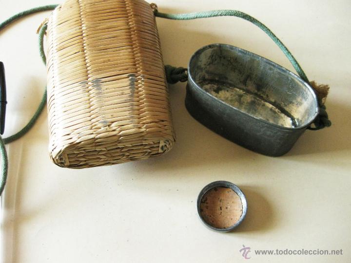 Botellas antiguas: Botella con vaso para viaje o excursi&oacute;n. - Foto 3