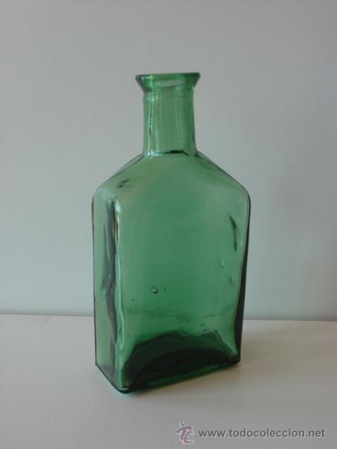 Botellas antiguas: Antigua botella rectangular artesanal en verde - Foto 1