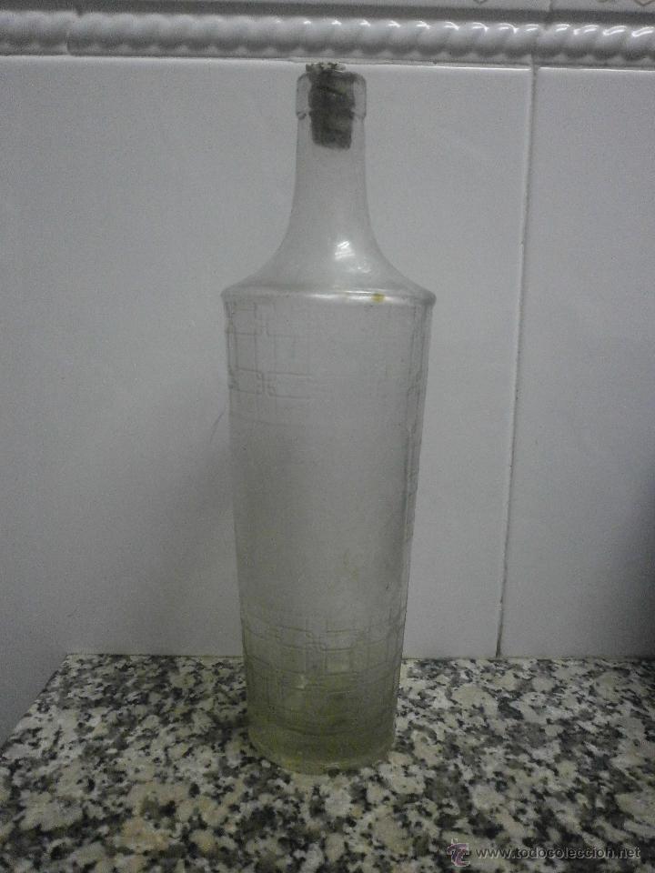 Botellas antiguas: BOTELLA ANIS LAS CADENAS LETRAS EN RELIEVE CERCA DE LA BASE - Foto 1