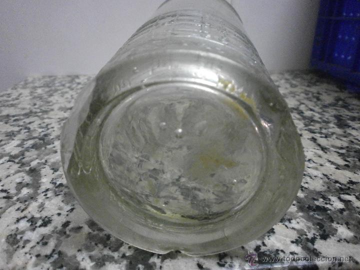 Botellas antiguas: BOTELLA ANIS LAS CADENAS LETRAS EN RELIEVE CERCA DE LA BASE - Foto 2