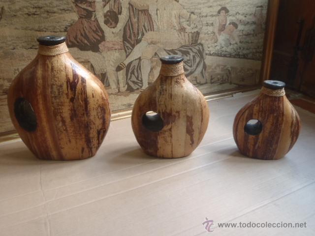 Botellas antiguas: 3 GARRAFAS,BOTELLAS, CANTIMPLORAS, EN MADERA. - Foto 2