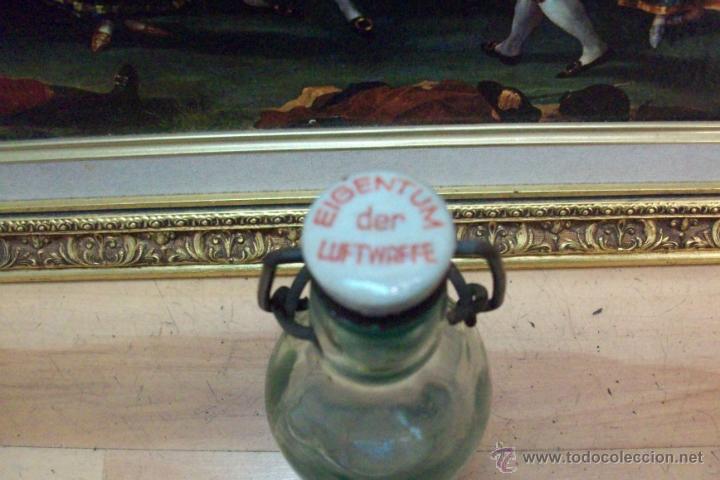 Botellas antiguas: ANTIGUA BOTELLA DE LA EIGENTUM DER LUFTWAFFE - Foto 2
