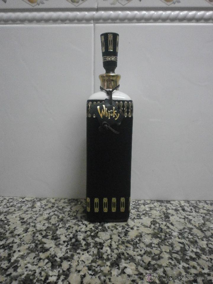 Botellas antiguas: BOTELLA PORCELADA WHISKY FORRADA - Foto 1
