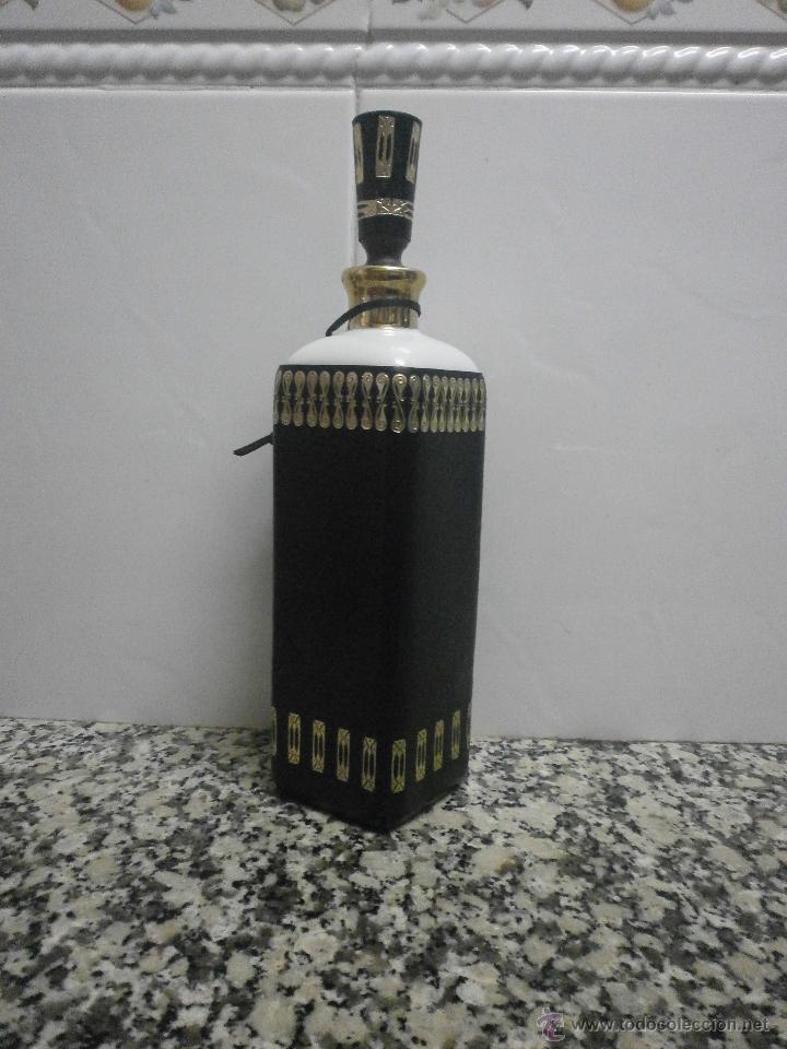 Botellas antiguas: BOTELLA PORCELADA WHISKY FORRADA - Foto 2