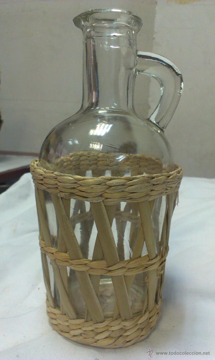 Botellas antiguas: Bonita Botella de cristal en cesta - Foto 1