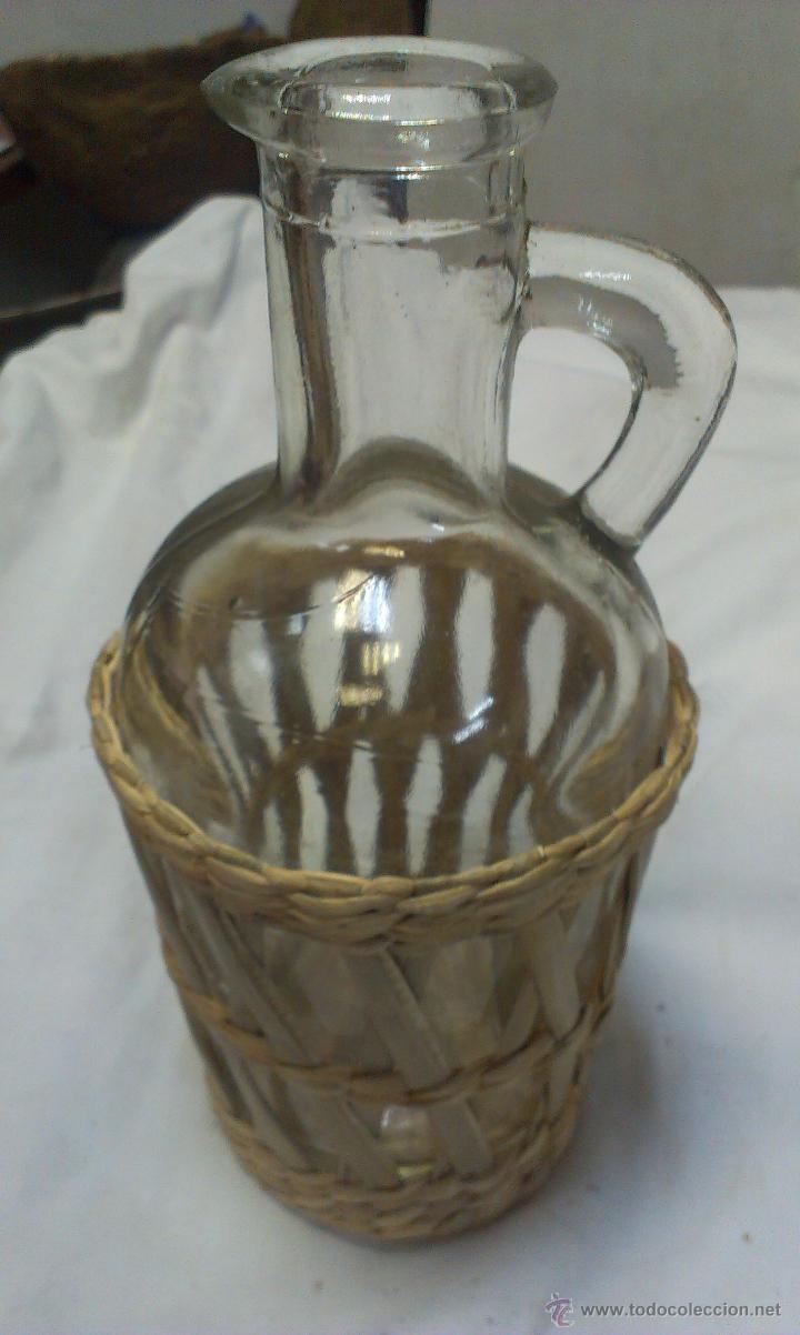 Botellas antiguas: Bonita Botella de cristal en cesta - Foto 2