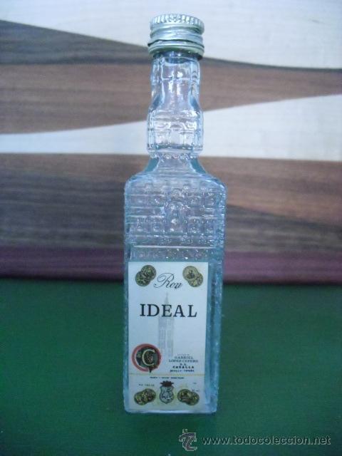 Botellas antiguas: MINI BOTELLA RON IDEAL. GABRIEL LOPEZ CEPERO, CAZALLA. - Foto 1