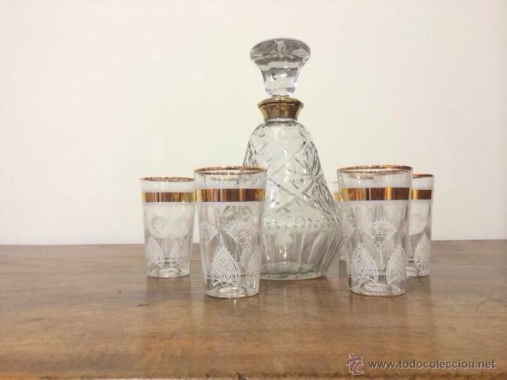 Botellas antiguas: BONITA LICORERA CON VASOS - Foto 1