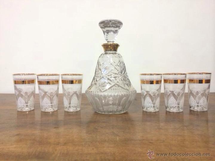 Botellas antiguas: BONITA LICORERA CON VASOS - Foto 2