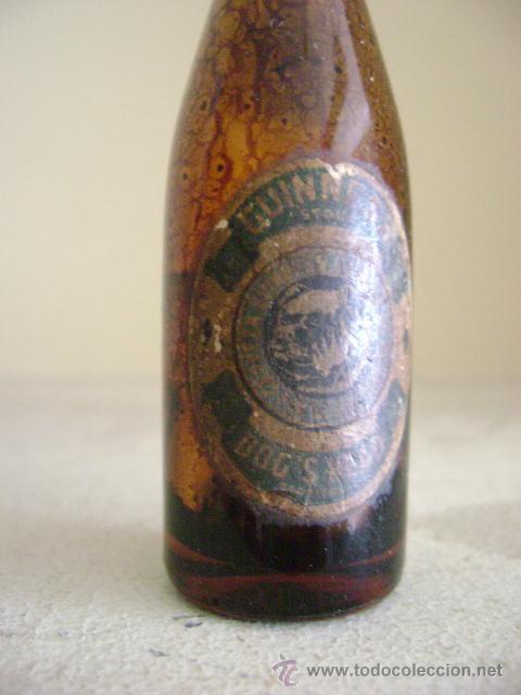 Botellas antiguas: BOTELLA DE CERVEZA GUINNESS EN MINIATURA - Foto 2