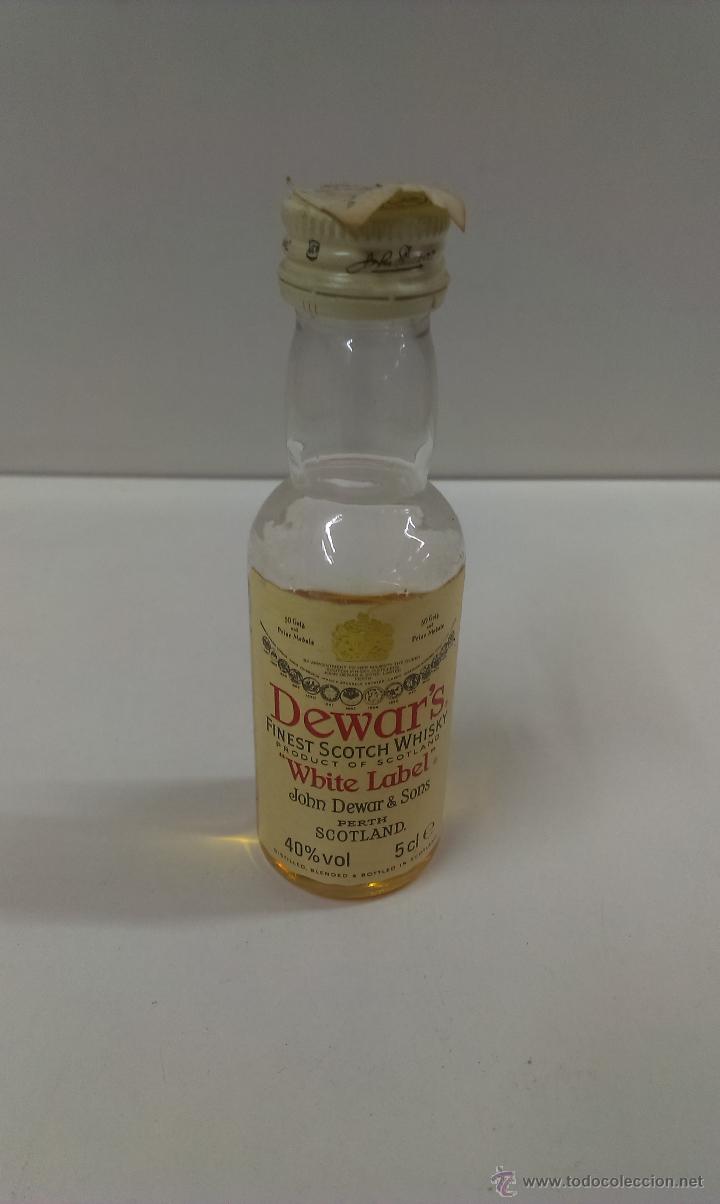 Botellas antiguas: BOTELLA PEQUE&Ntilde;A WHISKY ( DEWARS WHITE LABEL) - Foto 1