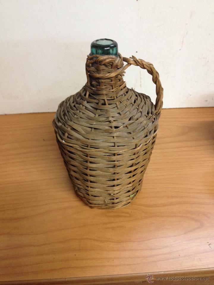 Botellas antiguas: GARRAFA DE VIDRIO FORRADA CON MIMBRE (C) - Foto 1