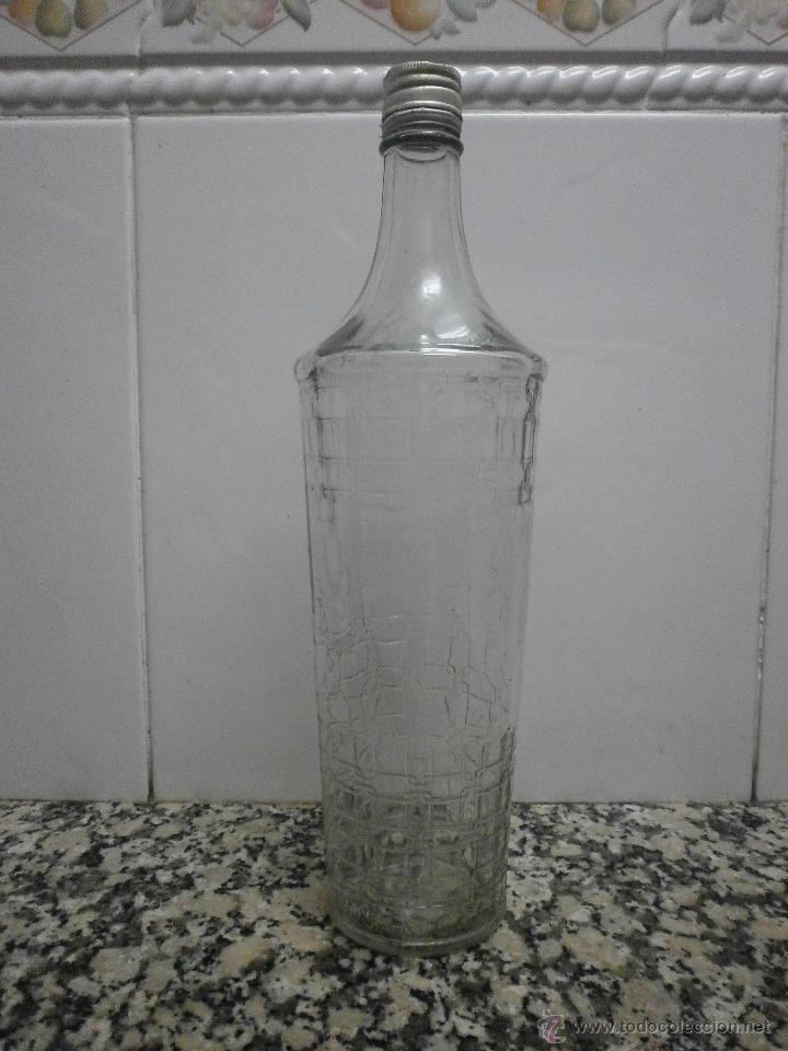 Botellas antiguas: BOTELLA ANIS LAS CADENAS LETRAS EN RELIEVE CERCA DE LA BASE - Foto 1