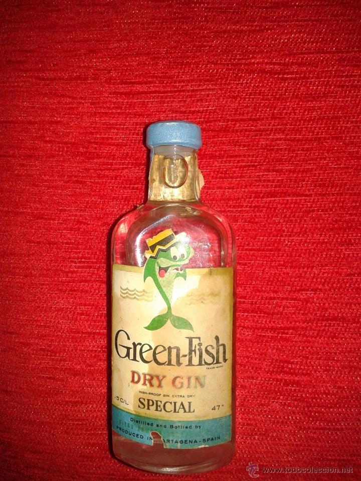 Botellas antiguas: BOTELLIN GREEN FISH DRY GIN - Foto 1