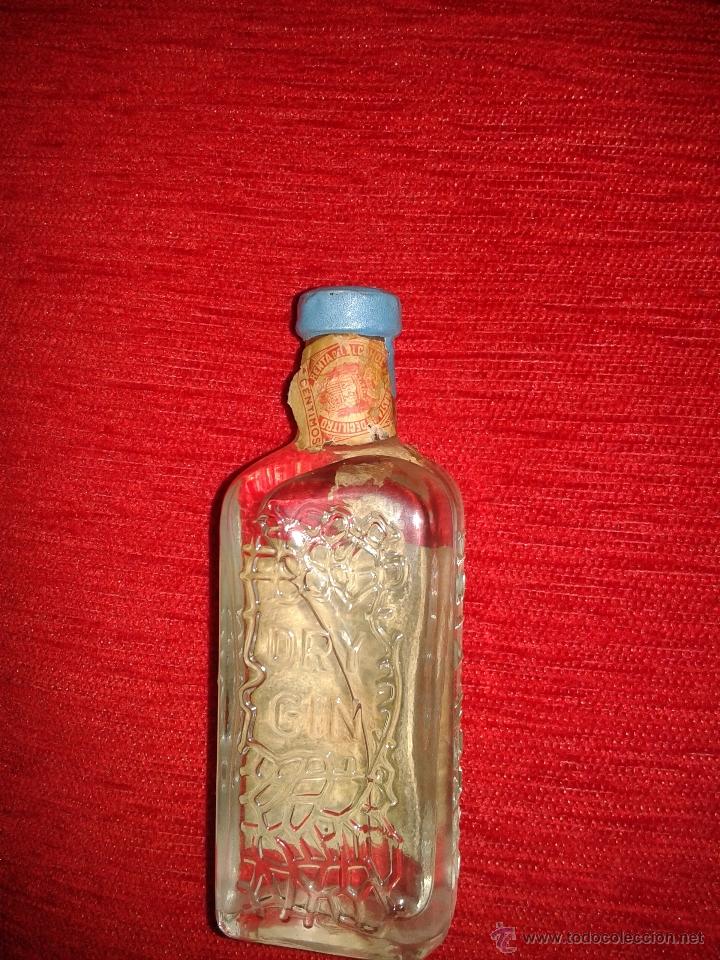 Botellas antiguas: BOTELLIN GREEN FISH DRY GIN - Foto 2