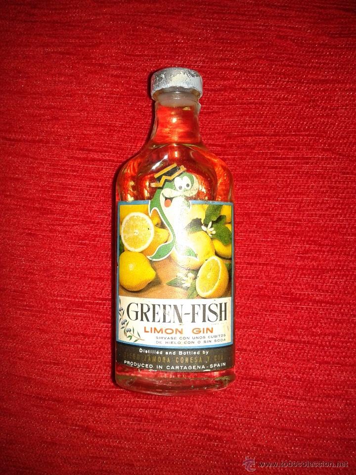 Botellas antiguas: BOTELLIN GREEN FISH LIMON GIN - Foto 1