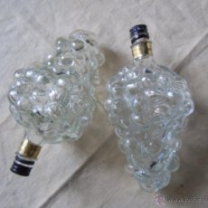 Botellas antiguas: PAREJA BOTELLAS VIDRIO FORMA ARRACIMADA AÑOS 70. Lote 46350906