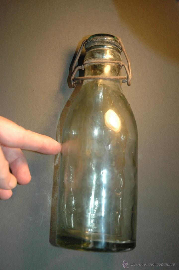 Botellas antiguas: Antigua botella de vidrio. - Foto 1