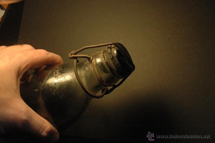 Botellas antiguas: Antigua botella de vidrio. - Foto 2
