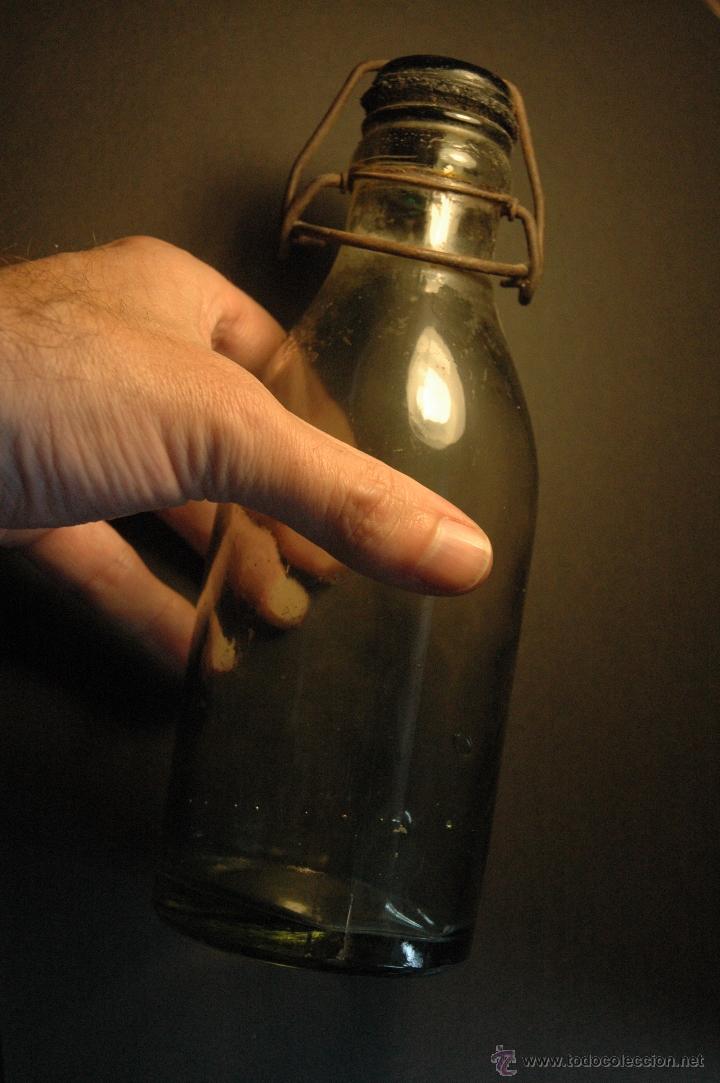 Botellas antiguas: Antigua botella de vidrio. - Foto 3