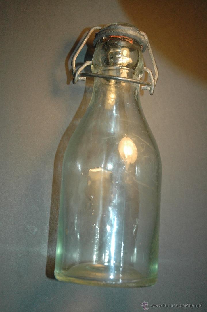 Botellas antiguas: Antigua botella de vidrio. - Foto 1