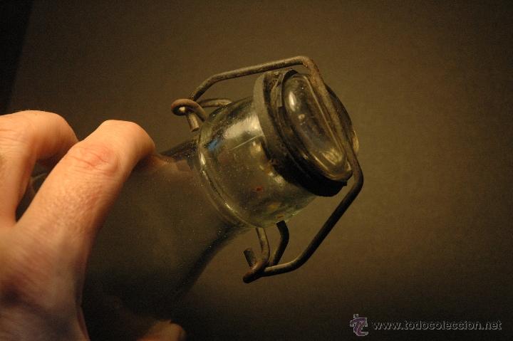 Botellas antiguas: Antigua botella de vidrio. - Foto 2