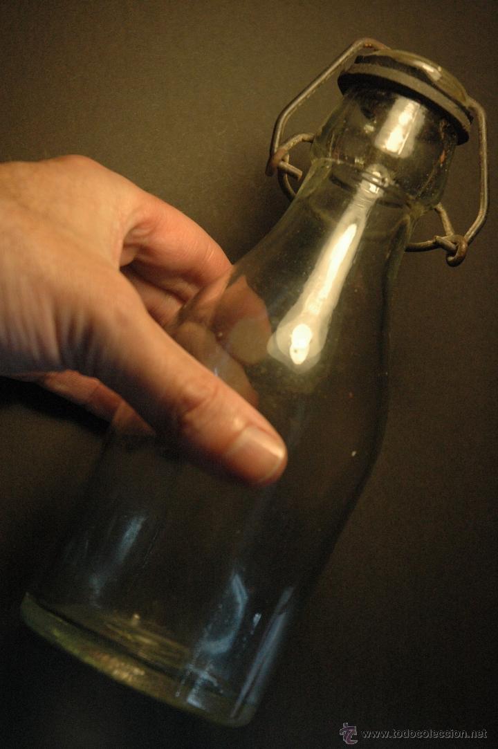 Botellas antiguas: Antigua botella de vidrio. - Foto 3