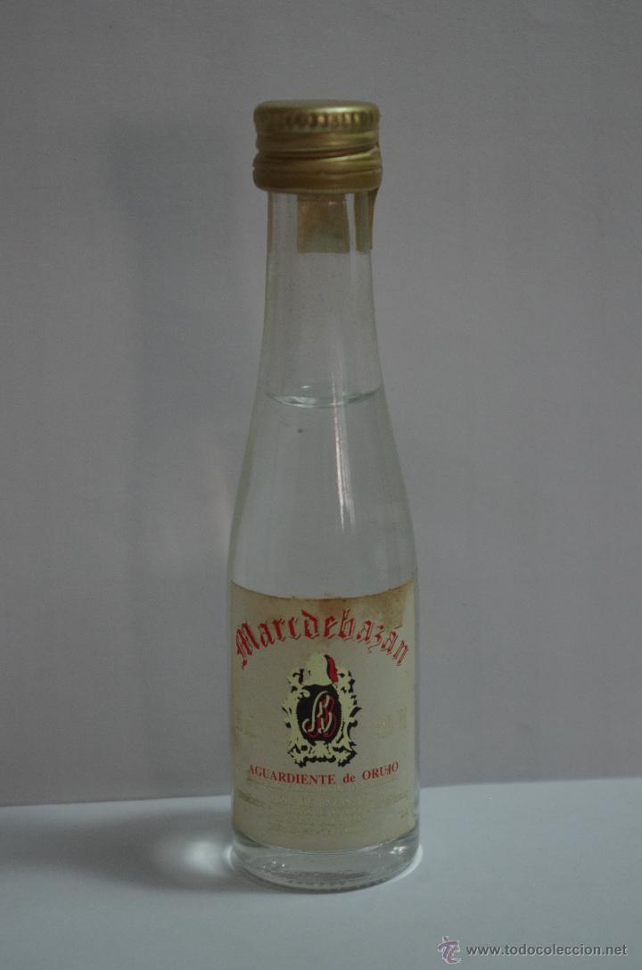 Botellas antiguas: Marcdebazan Aguardiente de Orujo - Botellin - Foto 1