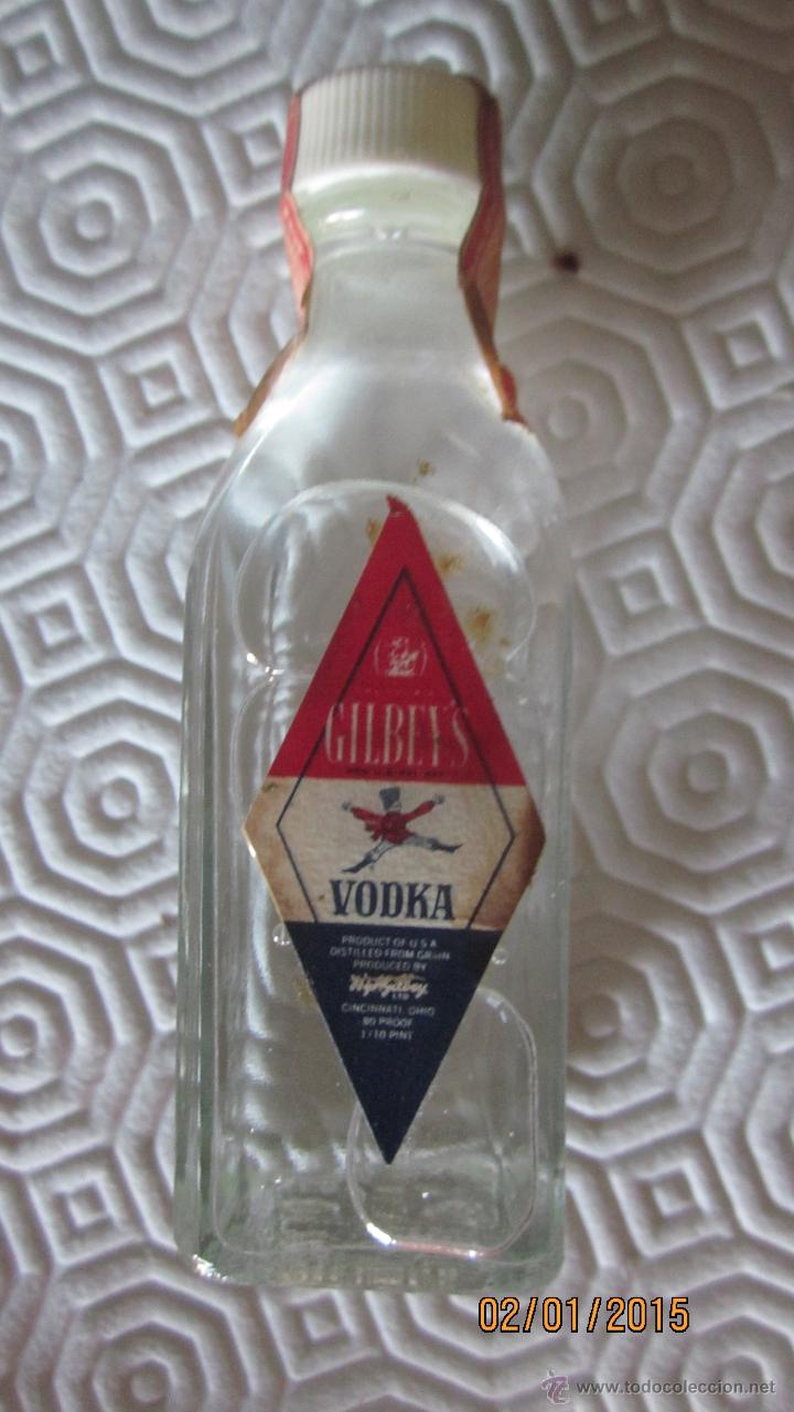 Botellas antiguas: BOTELL&Iacute;N DE VODKA marca GILBEYS - Foto 1