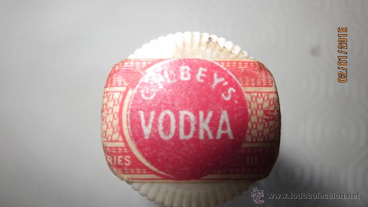 Botellas antiguas: BOTELL&Iacute;N DE VODKA marca GILBEYS - Foto 2