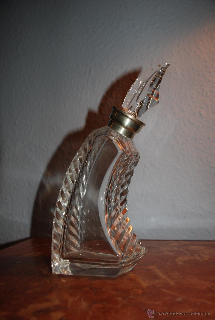 Botellas antiguas: ORIGINAL BOTELLA LICORERA DE CRISTAL CON CUELLO DE PLATA - Foto 1