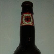 Botellas antiguas: BOTELLA CERVEZA PORT AVENTURA 1996 355ML MUY RARA ROSCOE'S RED AUTHENTIC AMERICAN RED BEER 23,5CM. Lote 48457714