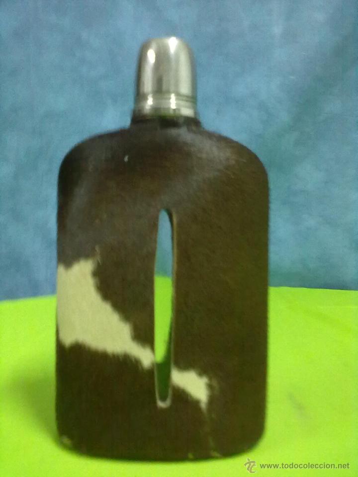 Botellas antiguas: BOTELLA PETACA FORRADA EN PIEL CON VASO - Foto 1