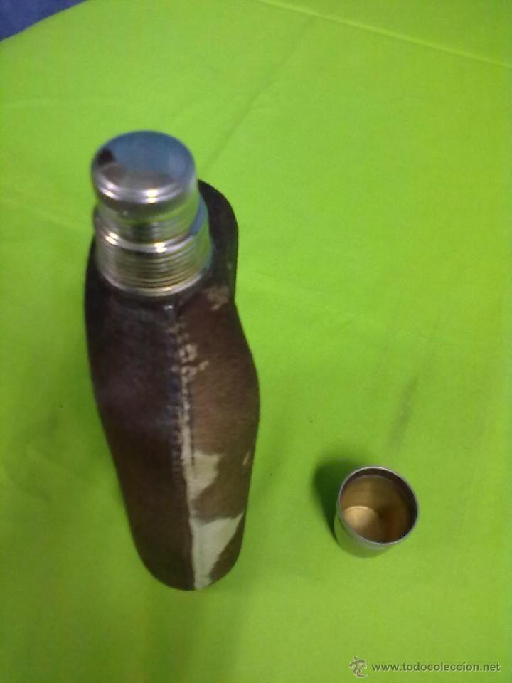 Botellas antiguas: BOTELLA PETACA FORRADA EN PIEL CON VASO - Foto 2