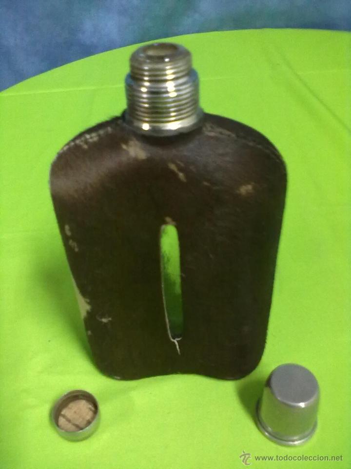 Botellas antiguas: BOTELLA PETACA FORRADA EN PIEL CON VASO - Foto 3