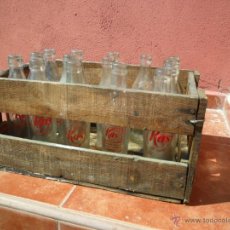 Botellas antiguas: CAJA - JAULA DE MADERA CON 14 BOTELLAS - BOTELLINES REFRESCO KAS AÑOS 70. Lote 48741165